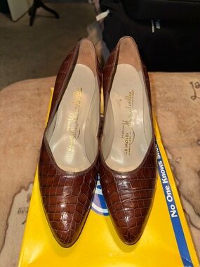 π€VINTAGE 1960s GRIMOLDI ARGENTINEAN BROWN CROC LEATHER PUMPS SIZE 4π€